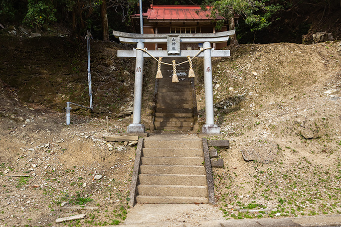 岩船海岸から内陸に入ったところには山神社があった