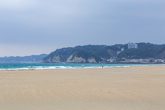 リゾートムードのある御宿海岸もこの日は鈍色の空の下に沈んでいた