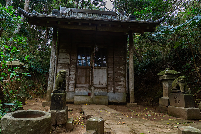 国道脇の斜面にひっそりと佇む月夜見神社