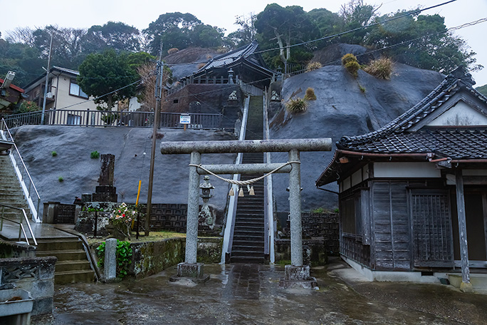雨の中、吉尾集落にある神明神社にも立ち寄っていく