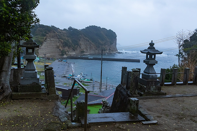 吉尾神社の境内から見下ろす吉尾漁港と勝浦湾はそぼ降る雨の中で煙っていた