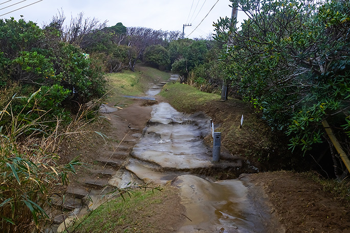 「ちゃり鉄」装備満載の自転車では走行できず押し歩きで進む鵜原理想郷