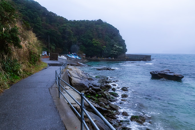 歩行者隧道を潜り抜けた鵜原湾側から来し方鵜原理想郷方面を振り返る