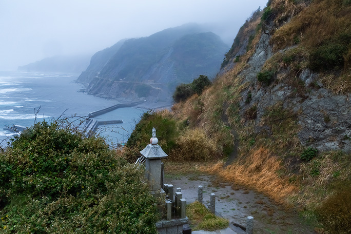 この日の「お仙ころがし」は風雨が強すぎて石碑の先の廃道部分に立ち入る余地はなかった