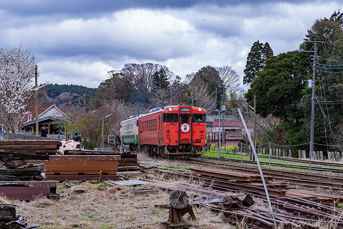 程なくしてやってきたのはJR時代の塗装のままで運用されているキハ40系の普通列車だった