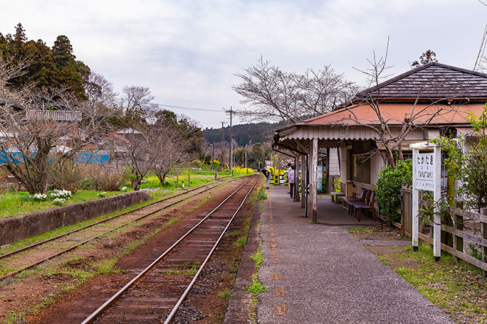 高滝駅には車で来訪したらしい家族連れの姿があった