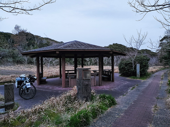 2年続けて野宿場所とした君ヶ浜の東屋
