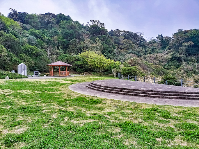 一夜を過ごす八幡岬公園の東屋に到着