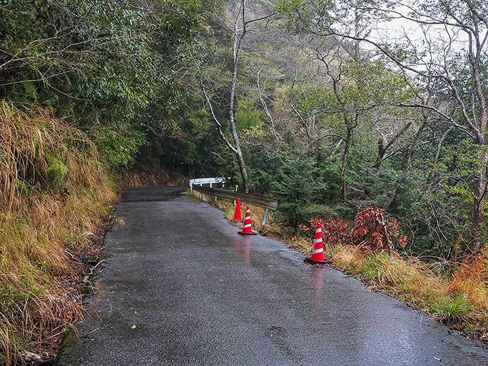 降り続く雨の中、勝浦ダムに至る長い登りを淡々と進む