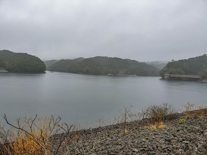 遮るもののない勝浦ダムの堤上に出るとやっぱり風雨に晒される