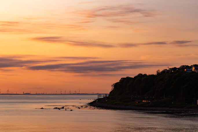 JR函館本線・朝里～銭函間から望む石狩新港（北海道：2025年5月）