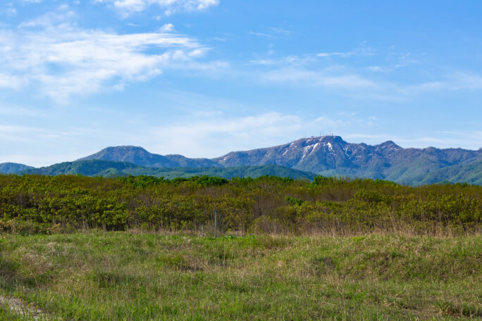 後志・銭函・大浜海岸から望む手稲山（北海道：2025年5月）