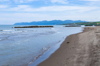 石狩・望来海岸から望む増毛山地(北海道:2025年5月)