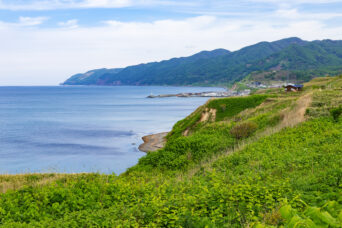 石狩・別狩付近から望む厚田港と増毛山地(北海道:2025年5月)