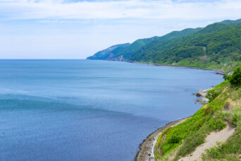 石狩・厚田付近から望む国道231号日本海オロロンラインと増毛山地(北海道:2025年5月)