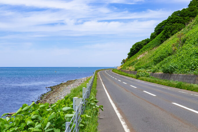 石狩・安瀬付近から望む国道231号日本海オロロンライン（北海道：2025年5月）