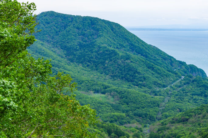 石狩・浜益・送毛山道から望む国道231号日本海オロロンラインと石狩海岸（北海道：2025年5月）