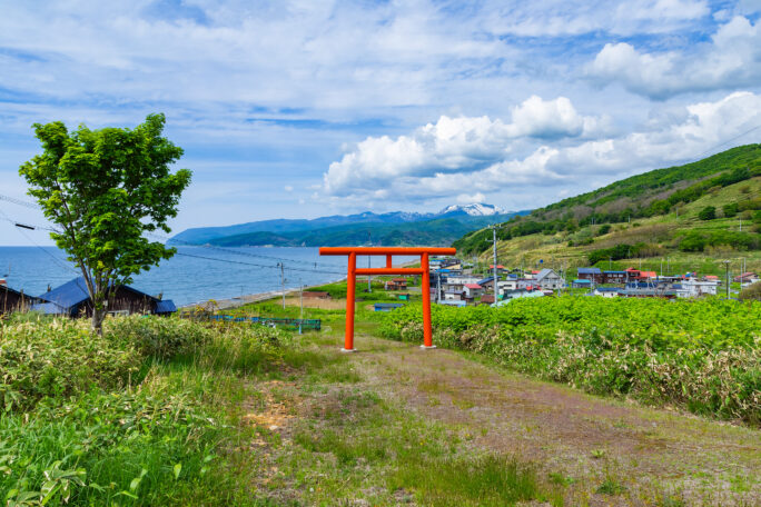石狩・浜益・毘砂別神社から望む毘砂別集落と雄冬岳（北海道：2025年5月）