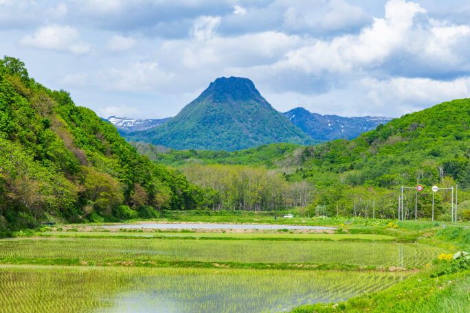 石狩・浜益・川下集落付近から望む黄金山（北海道：2025年5月）