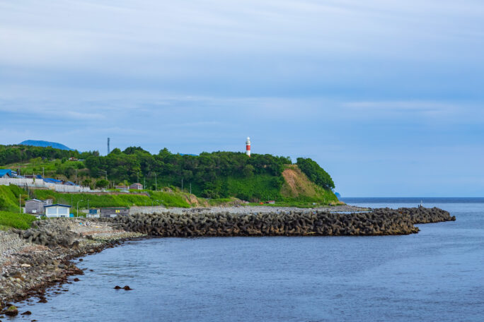 石狩・浜益・幌海岸から望む幌灯台（北海道：2025年5月）