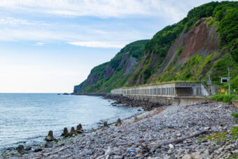 石狩・浜益・床丹海岸から望む国道231号日本海オロロンラインと床丹覆道(北海道:2025年5月)