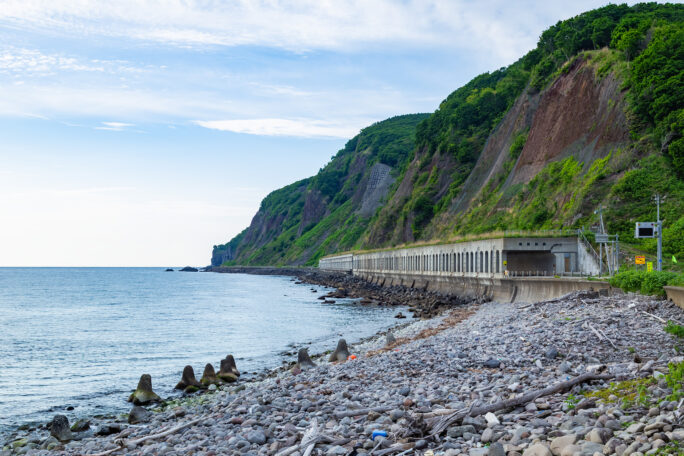 石狩・浜益・床丹海岸から望む国道231号日本海オロロンラインと床丹覆道（北海道：2025年5月）