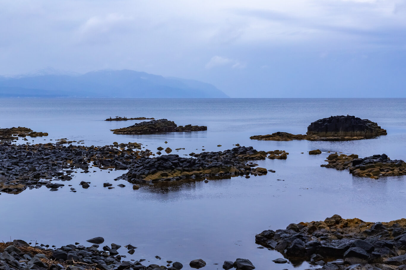 留萌・黄金岬から望む増毛海岸と増毛山地（北海道：2025年5月）