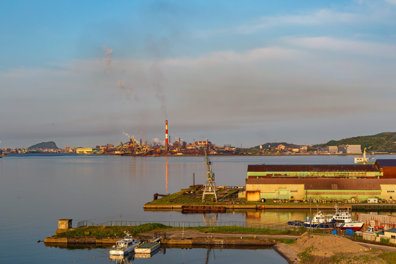 胆振・室蘭・白鳥大橋付近から望む室蘭港と鷲別岬（北海道：2025年5月）