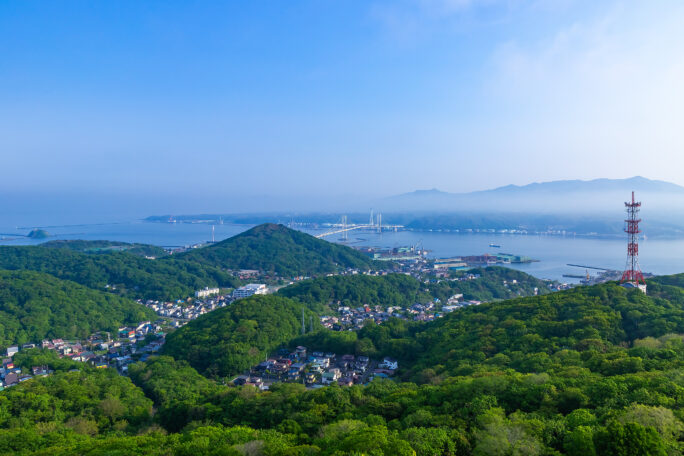 胆振・室蘭・測量山から望む室蘭市街地と白鳥大橋、鷲別岳（北海道：2025年5月）