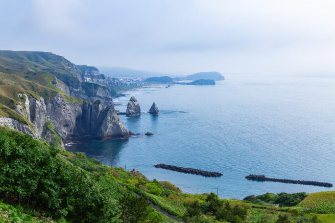 胆振・室蘭・トッカリショ浜展望台から望むトッカリショ浜とイタンキ岬、鷲別岬（北海道：2025年5月）