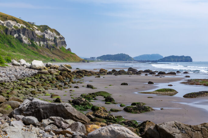 胆振・室蘭・イタンキ浜から望むイタンキ岬と鷲別岬（北海道：2025年5月）