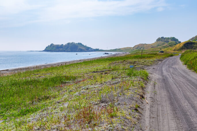 胆振・伊達・恋人海岸から望むアルトリ岬（北海道：2025年5月）