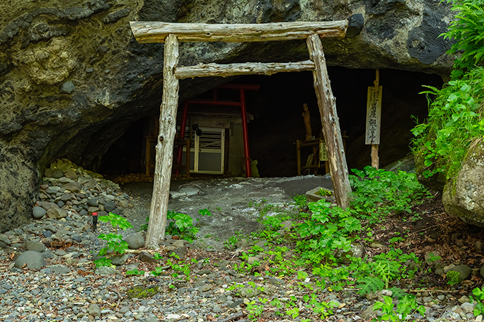 岩屋浜の西側にある岩窟に岩屋観音が祀られている