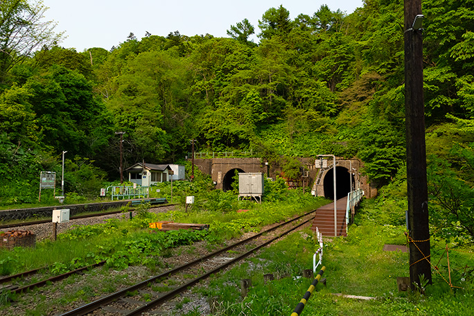 駅構内の礼文方にあるのが山側の礼文華山トンネルと海側の新礼文華山トンネル