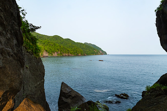 窓岩から東に続く海岸線を望む