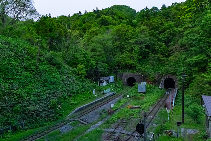 幌内トンネル坑口上部付近から見下ろす小幌駅の全景