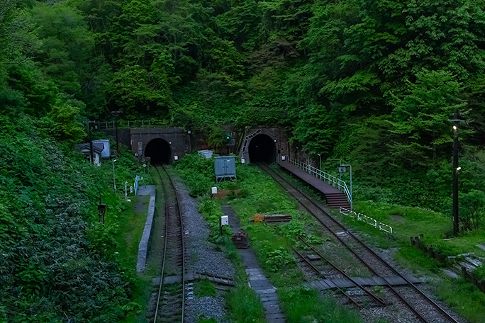 小幌駅の上下線のホーム構造の違いがこの駅の来歴を物語る