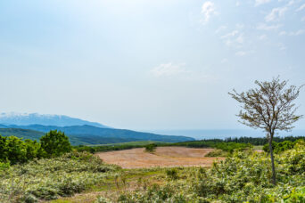 後志・島牧・月越峠付近から望む日本海と狩場山(北海道:2025年5月)