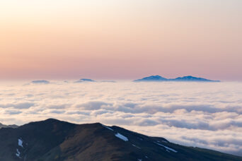 後志・倶知安・ニセコアンヌプリから望むワイスホルンと積丹山地（北海道：2025年6月）