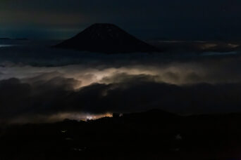 後志・倶知安・ニセコアンヌプリから望むニセコ市街地と後志羊蹄山の夜景（北海道：2025年6月）