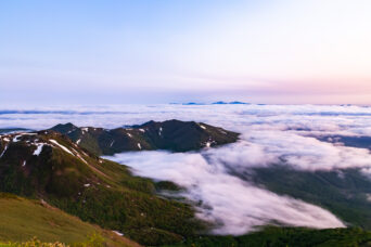 後志・倶知安・ニセコアンヌプリから望むニセコ連山と積丹山地（北海道：2025年6月）