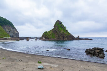 後志・積丹半島・泊・茂岩海岸弁天島（北海道：2025年6月）
