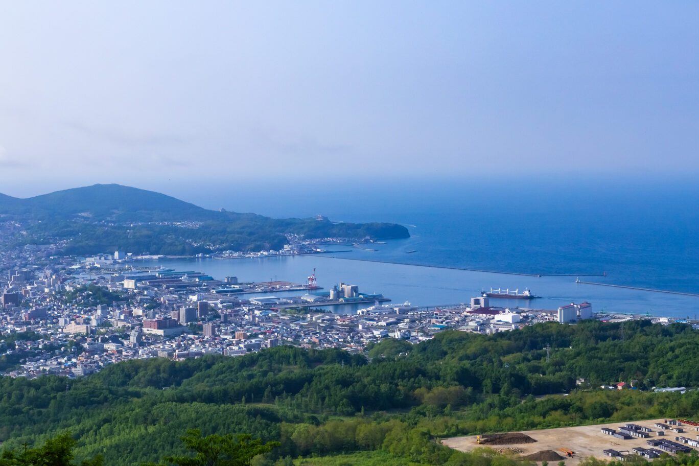 後志・小樽・毛無山展望所から望む小樽市街地と小樽港（北海道：2025年6月）