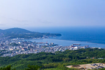 後志・小樽・毛無山展望所から望む小樽市街地と小樽港（北海道：2025年6月）