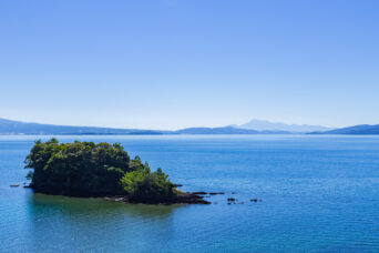 長崎・琴海・又兵衛漁港付近から望む塩垂島(長崎県:2025年7月)