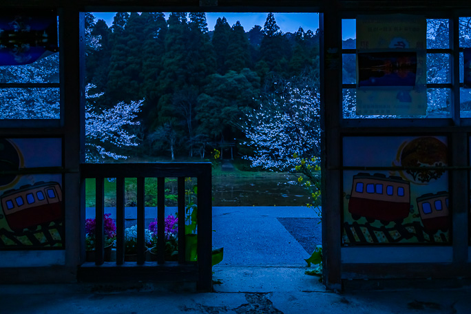 待合室から白山神社の鳥居を眺める