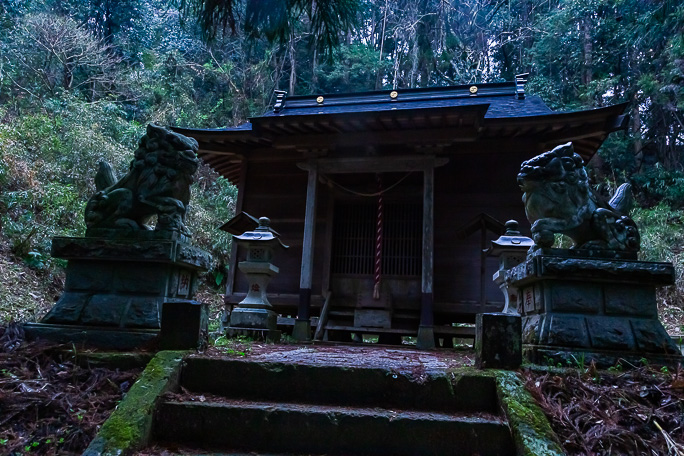 降り始めた雨の中で白山神社にお参りし野島崎までの道中の無事を祈願する