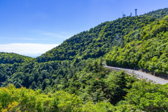 島原半島・雲仙・仁田峠第二展望所から望む仁田峠循環道路(長崎県:2025年7月)
