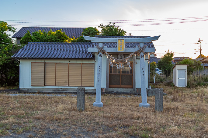 江崎神社でこの日一日の無事に感謝を捧げる