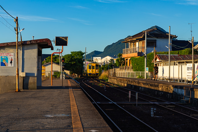 夏休みとはいえ始発列車で諫早方面に向かう人の姿があった